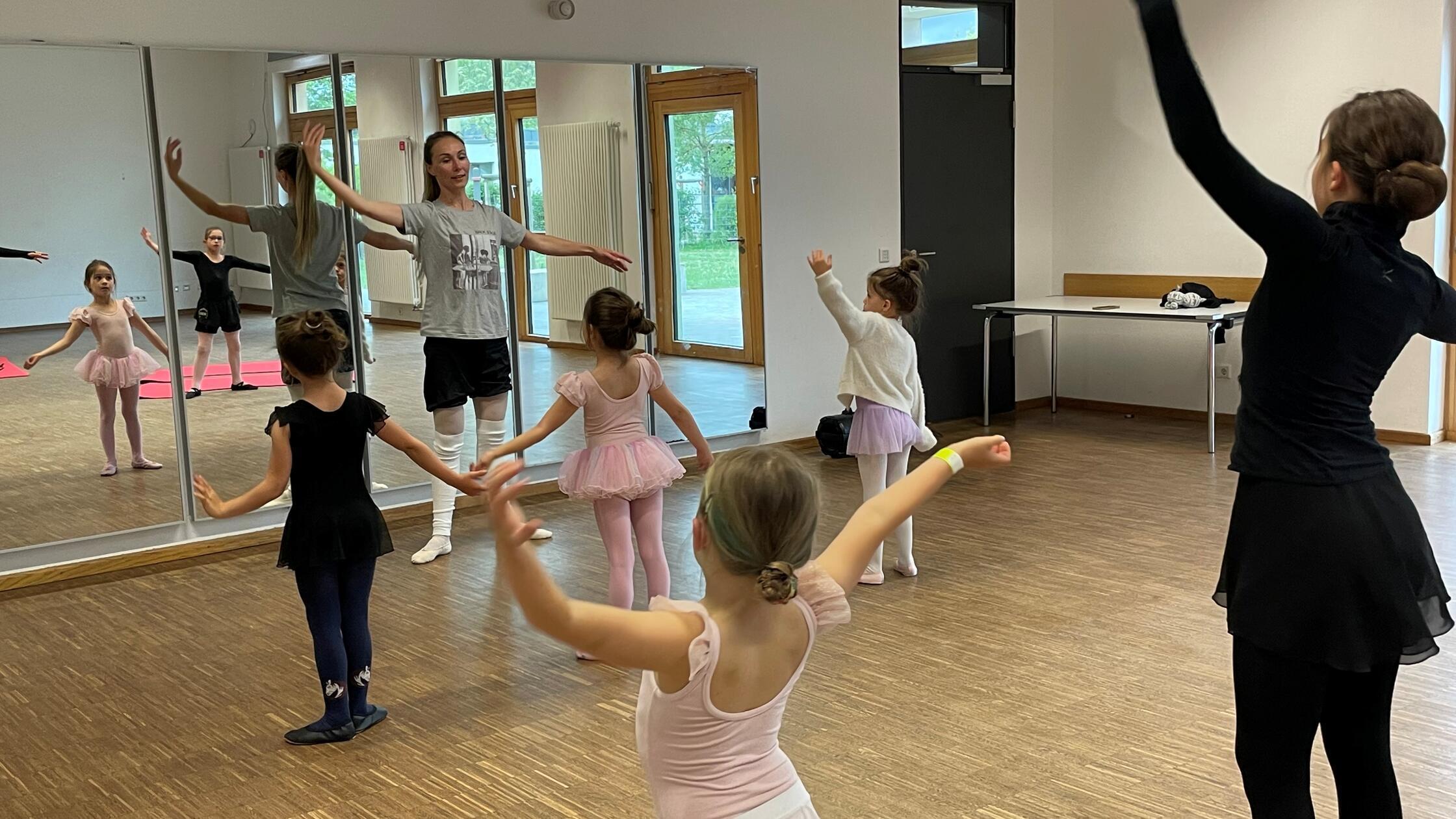 By day BAMF, by night ballet: “Mrs. Germany” gives voluntary lessons in ...