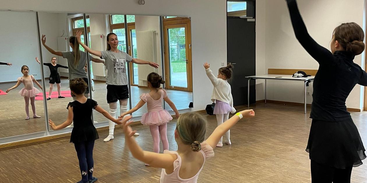 By day BAMF, by night ballet: “Mrs. Germany” gives voluntary lessons in ...