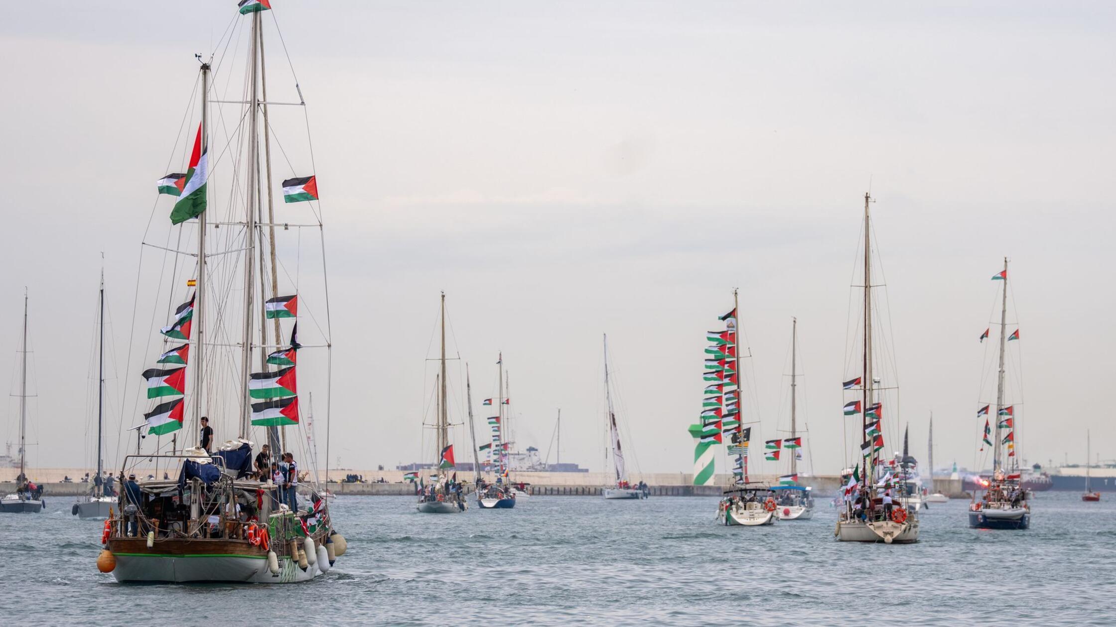 Boote mit Aktivisten und humanitärer Hilfe für die