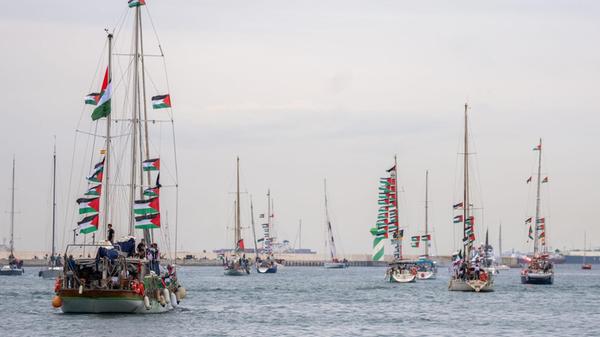 Boote mit Aktivisten und humanitärer Hilfe für die