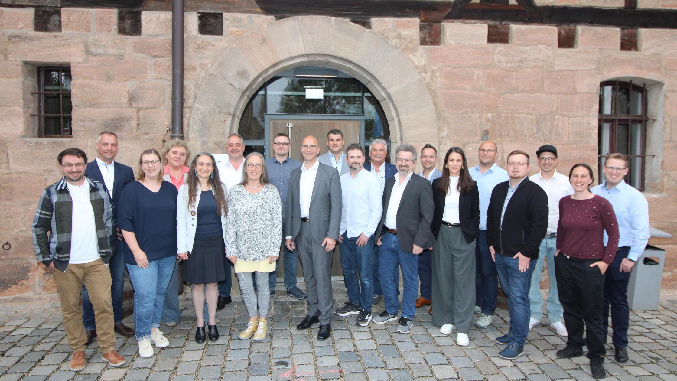 Dem neuen Gremium gehörten zwölf bisherige und ach