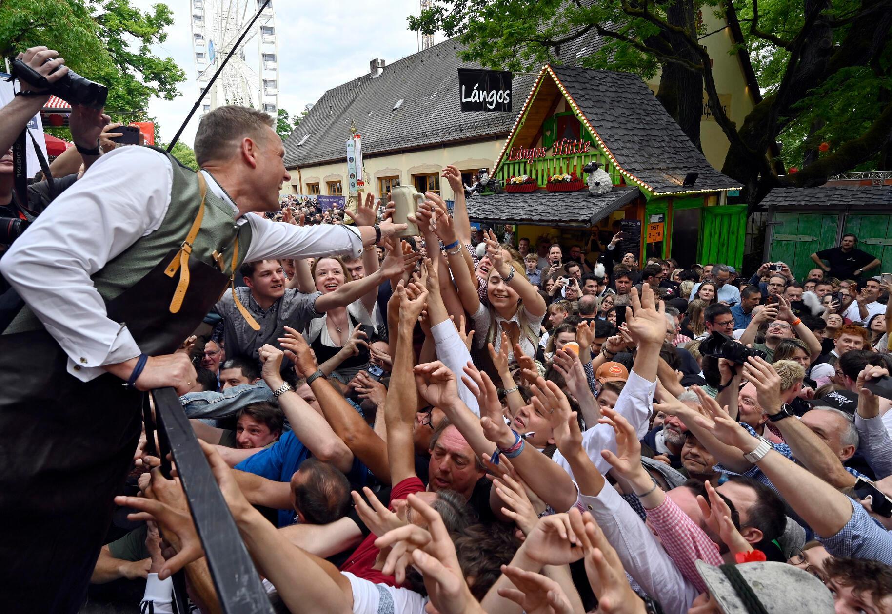 Premiere geglückt: Mit nur zwei Schlägen hat der neue Erlanger OB Jörg Volleth am Donnerstag um 17 Uhr den Berg mit dem traditionellen Fassanstich eröffnet.