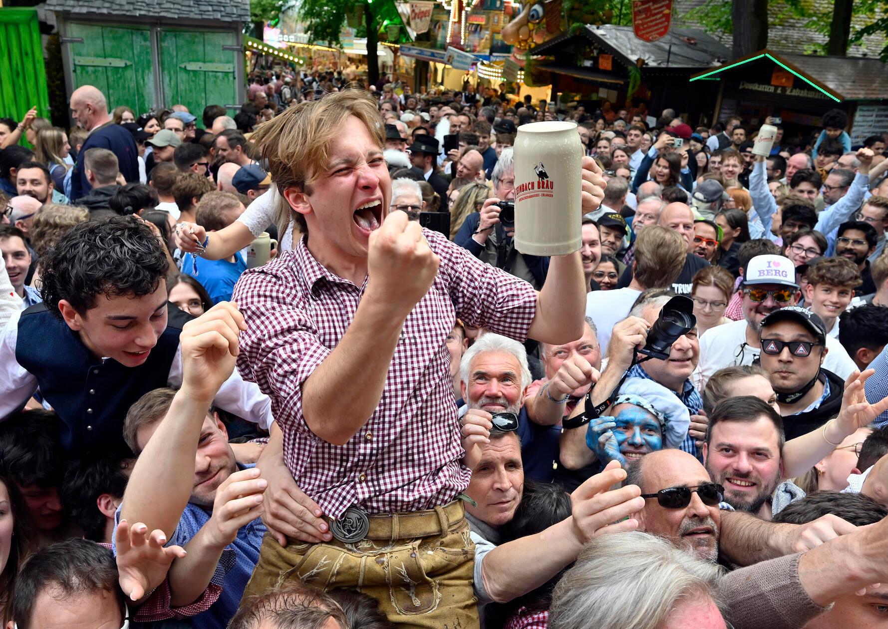 Die Bergkirchweih, die als eine der ältesten Volksfeste Bayerns gilt, startet damit in ihre 271. Runde.