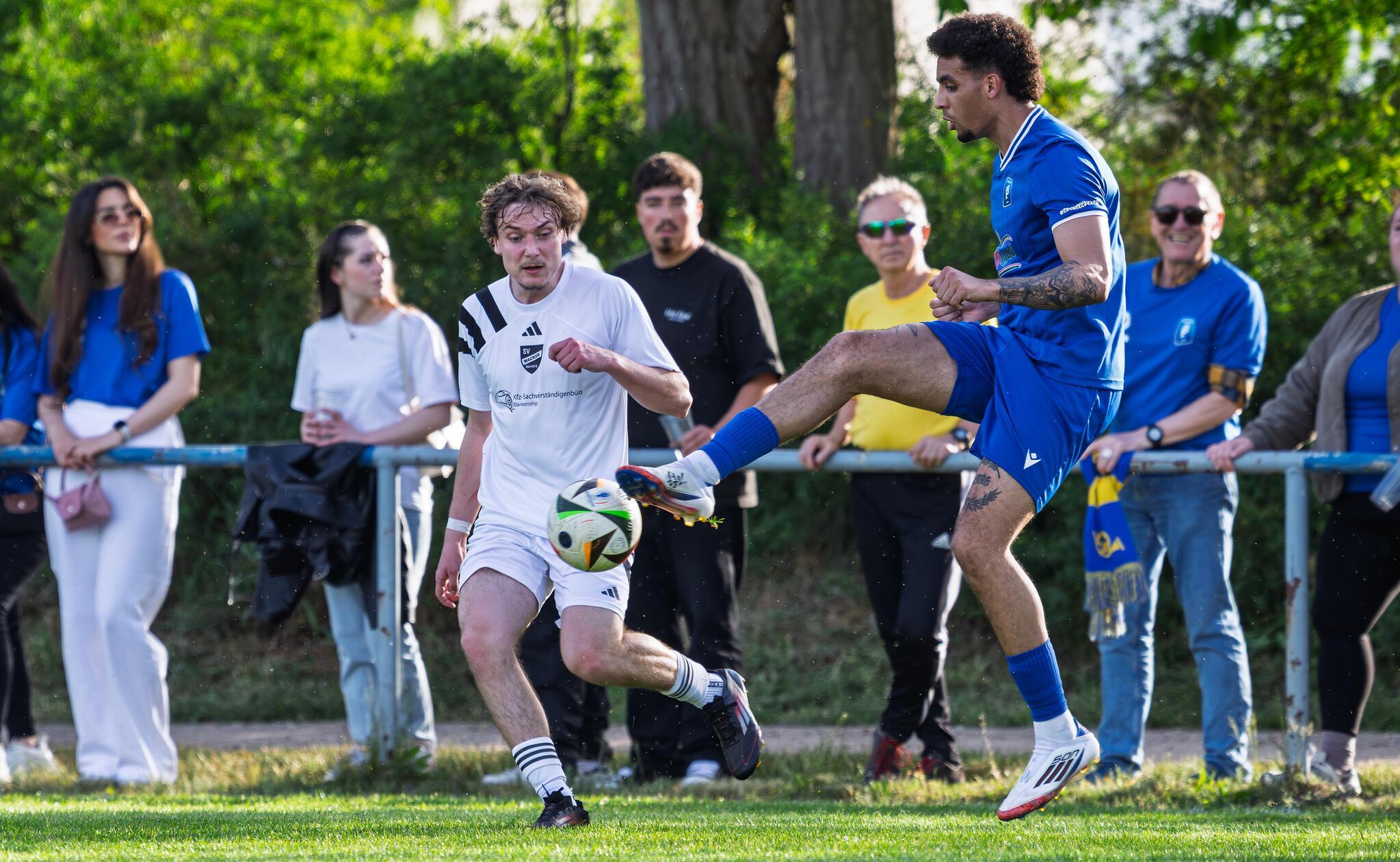 Relegation um die Kreisklasse: SV Wacker Nürnberg gegen Post SV Nürnberg II, hier Nico Härtl (18, SV Wacker Nürnberg ) Gregory Okafor (13, Post SV Nürnberg II , rechts )