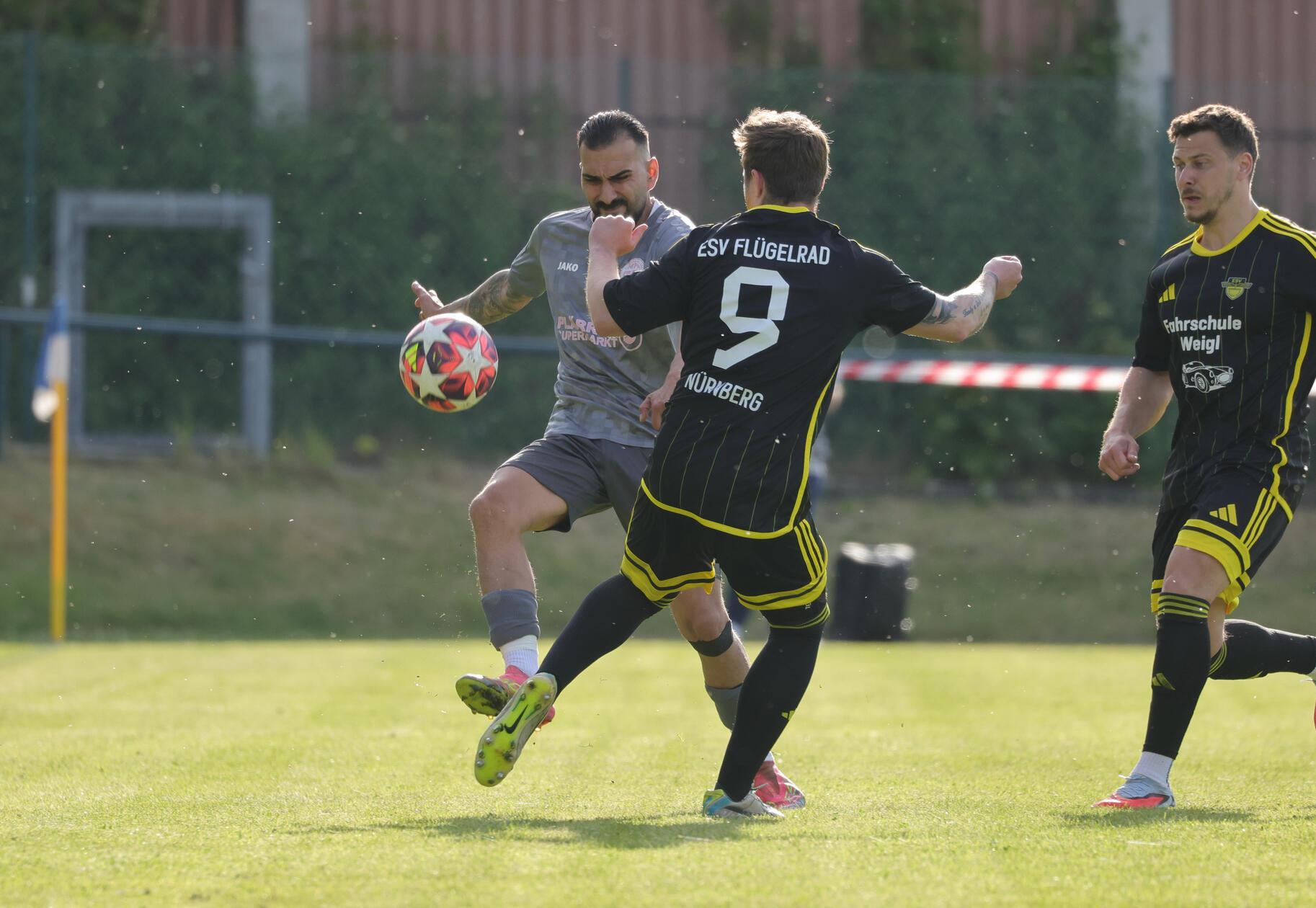 Relegation um die Kreisklasse: SSV Elektra Hellas - ESV Flügelrad, hier Marios Kesoglou (6, Elektra Hellas Nürnberg ) Sven Weinig (9, ESV Flügelrad )