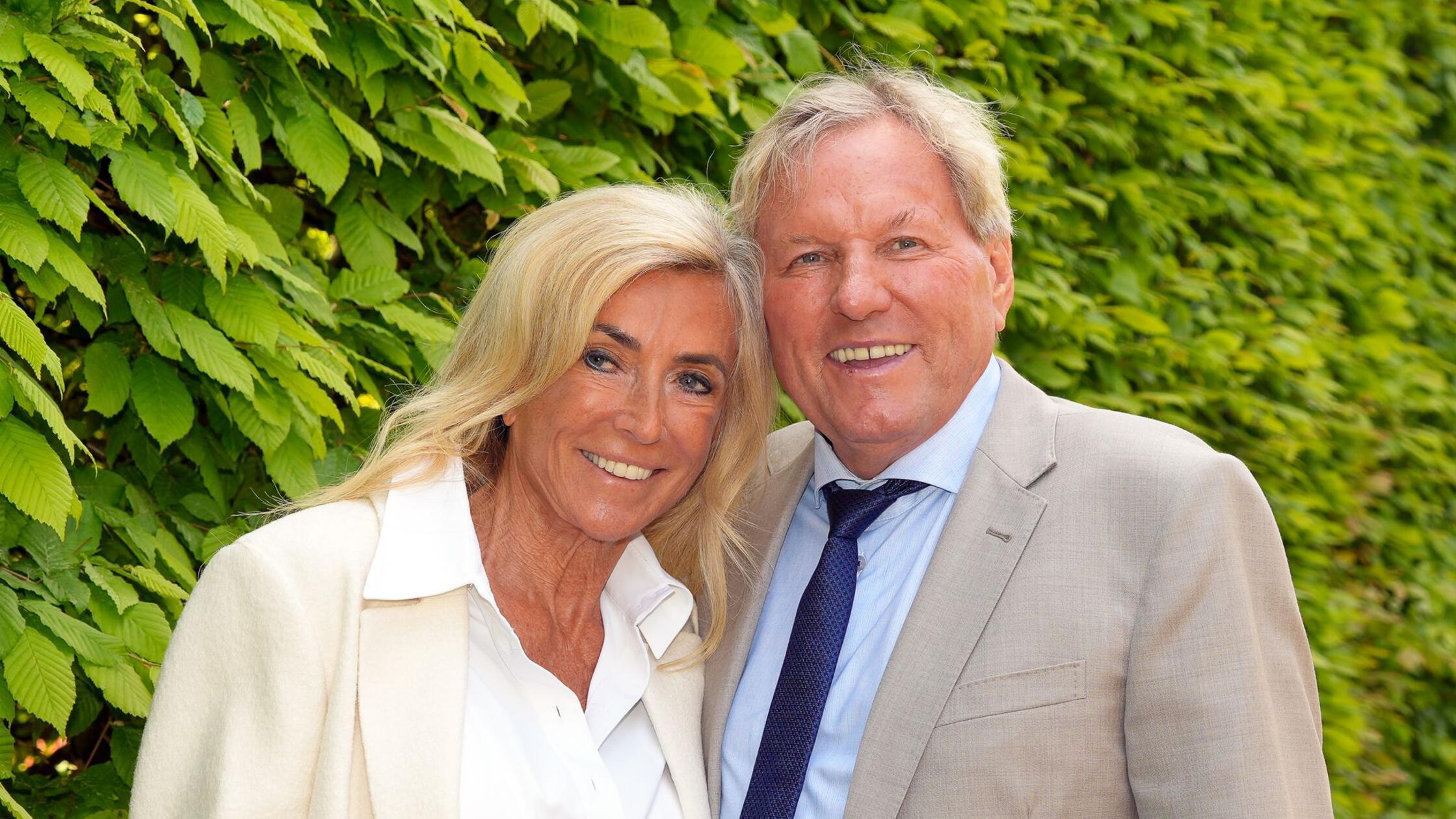 Schlagersänger Bernhard Brink (r) steht mit seiner