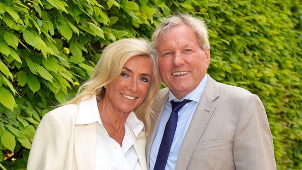 Schlagersänger Bernhard Brink (r) steht mit seiner