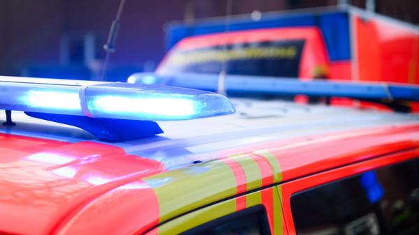 Blaulichter leuchten an einer Einsatzstelle auf ei
