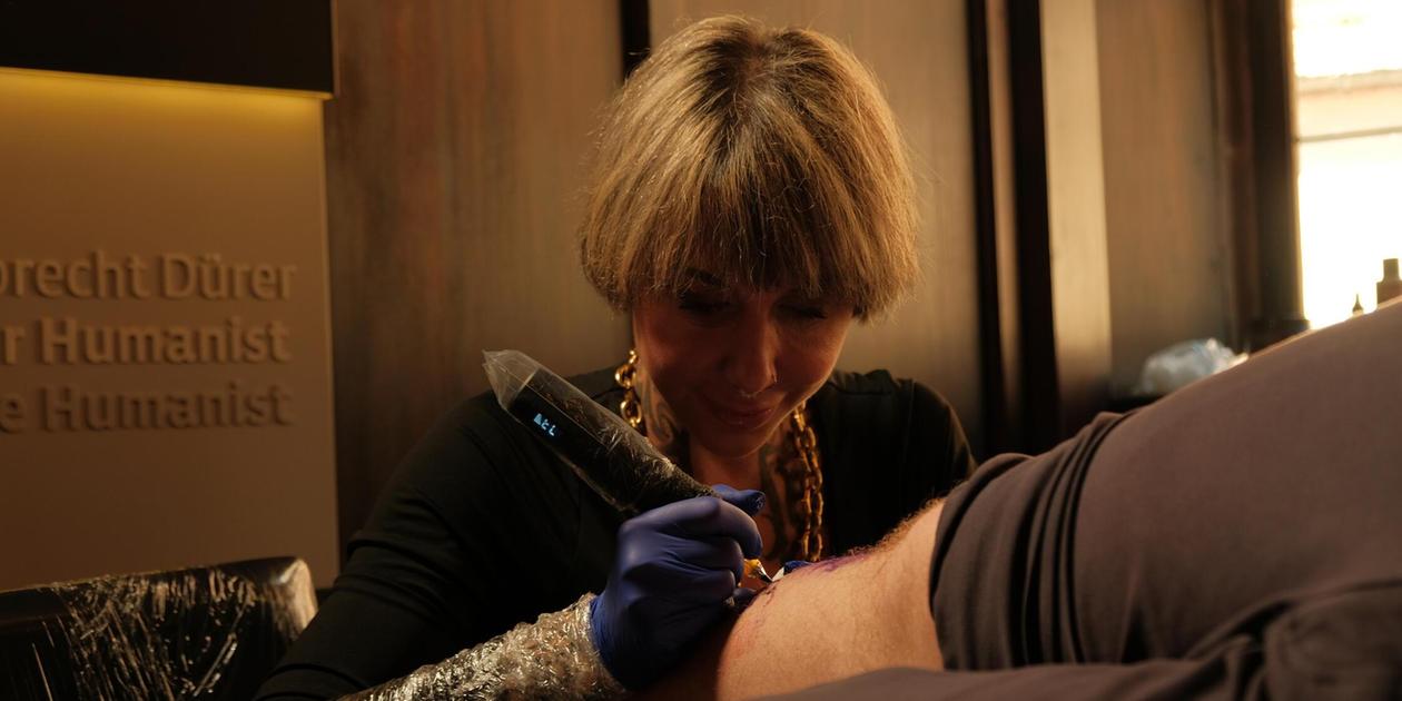 Mit Fotos und Video: So war die Live-Tattoo-Aktion mit Myriam Black im ...