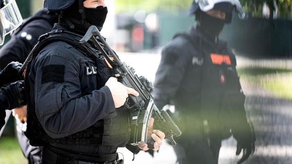 13.05.2026, Niedersachsen, Verden: Bewaffnete Eins