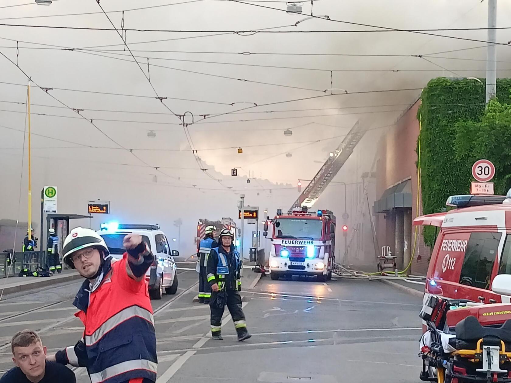Am Freitagabend ist es in Nürnberg zu einem Großeinsatz nach einem Dachstuhlbrand gekommen. Wie ein Sprecher gegenüber nordbayern erklärt, wird sich der Einsatz noch wohl bis tief in die Nacht hinein ziehen. Der entsprechende Bereich bleibe noch für längere Zeit für den Verkehr komplett gesperrt.