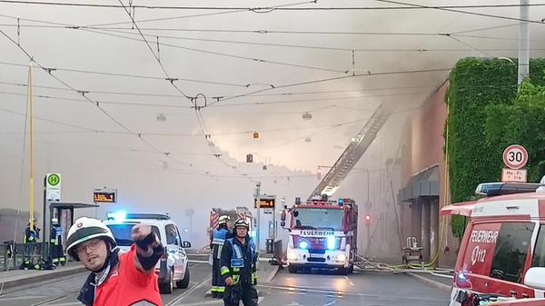 Am Freitagabend ist es in Nürnberg zu einem Großeinsatz nach einem Dachstuhlbrand gekommen. Wie ein Sprecher gegenüber nordbayern erklärt, wird sich der Einsatz noch wohl bis tief in die Nacht hinein ziehen. Der entsprechende Bereich bleibe noch für längere Zeit für den Verkehr komplett gesperrt.