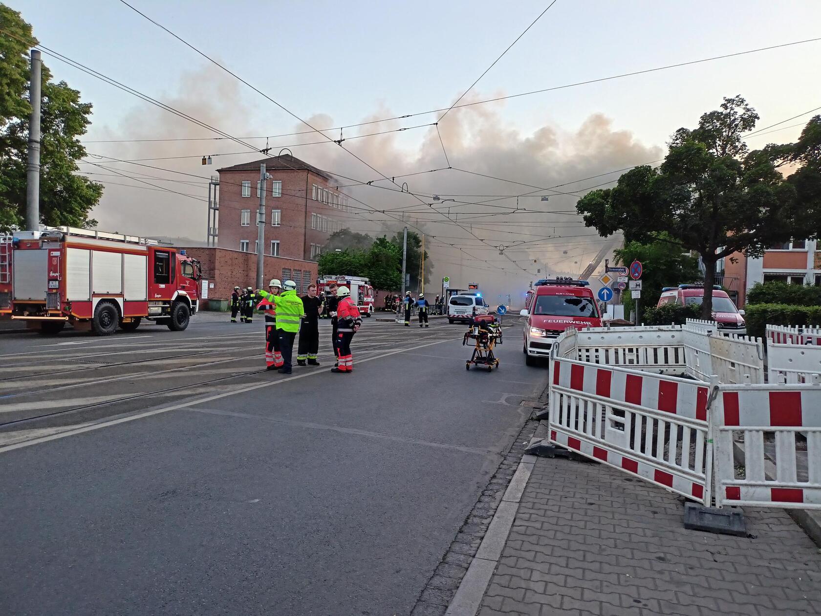 Die Nürnberger Hilfsorganisationen warnen in einer Mitteilung eindringlich, die Rauchgasbelastung ernst zu nehmen und Fenster sowie Türen geschlossen zu halten. Aufgrund der massiven Rauchentwicklung drückt sich der Rauch in die umliegenden Straßen.
