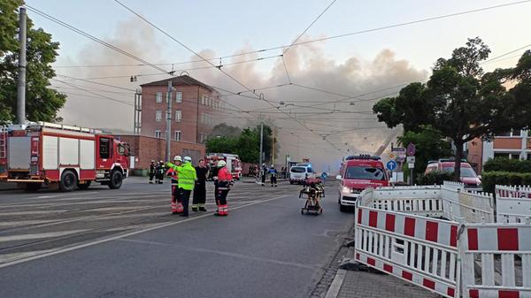 Die Nürnberger Hilfsorganisationen warnen in einer Mitteilung eindringlich, die Rauchgasbelastung ernst zu nehmen und Fenster sowie Türen geschlossen zu halten. Aufgrund der massiven Rauchentwicklung drückt sich der Rauch in die umliegenden Straßen.