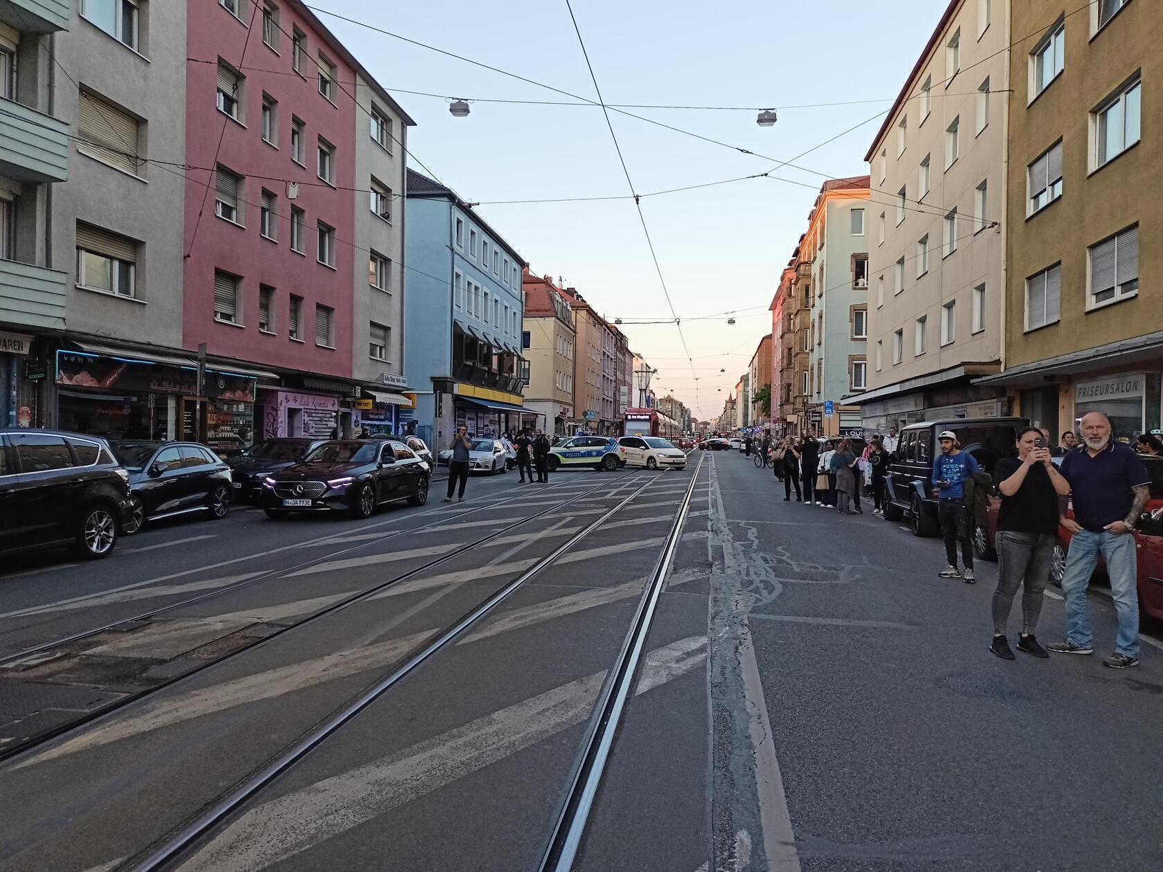 Schaulustige werden aufgefordert, das Einsatzgebiet zu verlassen und die Umgebung nicht aus Neugier oder Sensationsgier aufzusuchen. Sie gefährden sich selbst, behindern Einsatzkräfte und erschweren die Zufahrt für Feuerwehr, Rettungsdienst und Hilfsorganisationen.