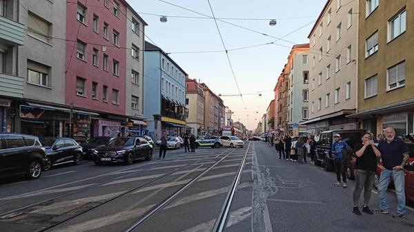 Schaulustige werden aufgefordert, das Einsatzgebiet zu verlassen und die Umgebung nicht aus Neugier oder Sensationsgier aufzusuchen. Sie gefährden sich selbst, behindern Einsatzkräfte und erschweren die Zufahrt für Feuerwehr, Rettungsdienst und Hilfsorganisationen.