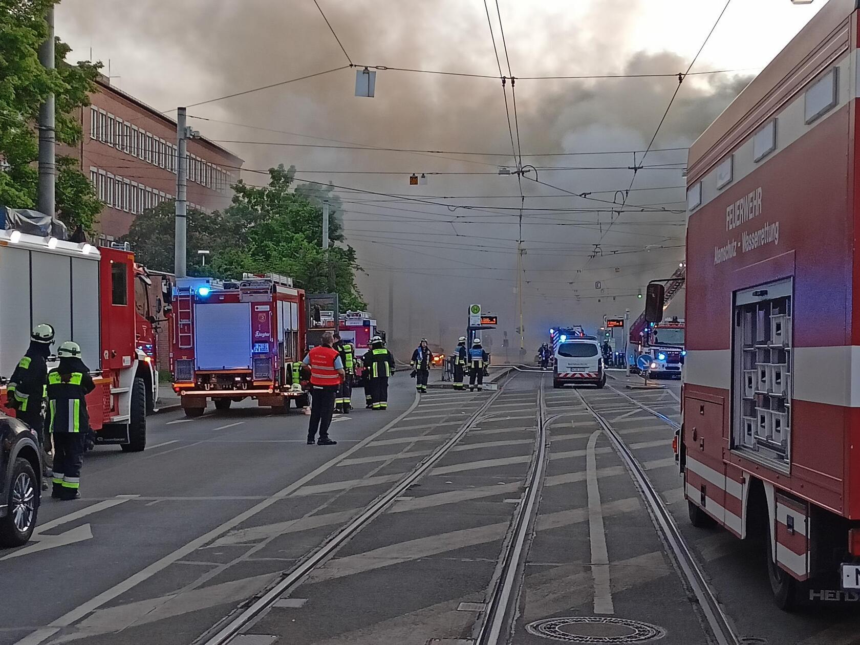 Warum das Feuer genau ausbrach, das ist derzeit noch nicht abschließend verifizierbar. Sämtliche Einsatzkräfte der Berufsfeuerwehr Nürnberg seien vor Ort, zudem werde man von vier weiteren Freiwilligen Feuerwehren aus dem Stadtgebiet unterstützt.