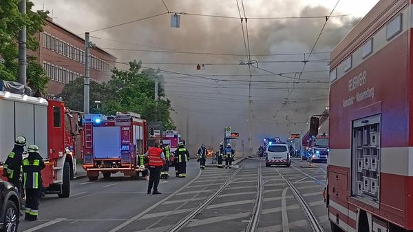 Warum das Feuer genau ausbrach, das ist derzeit noch nicht abschließend verifizierbar. Sämtliche Einsatzkräfte der Berufsfeuerwehr Nürnberg seien vor Ort, zudem werde man von vier weiteren Freiwilligen Feuerwehren aus dem Stadtgebiet unterstützt.