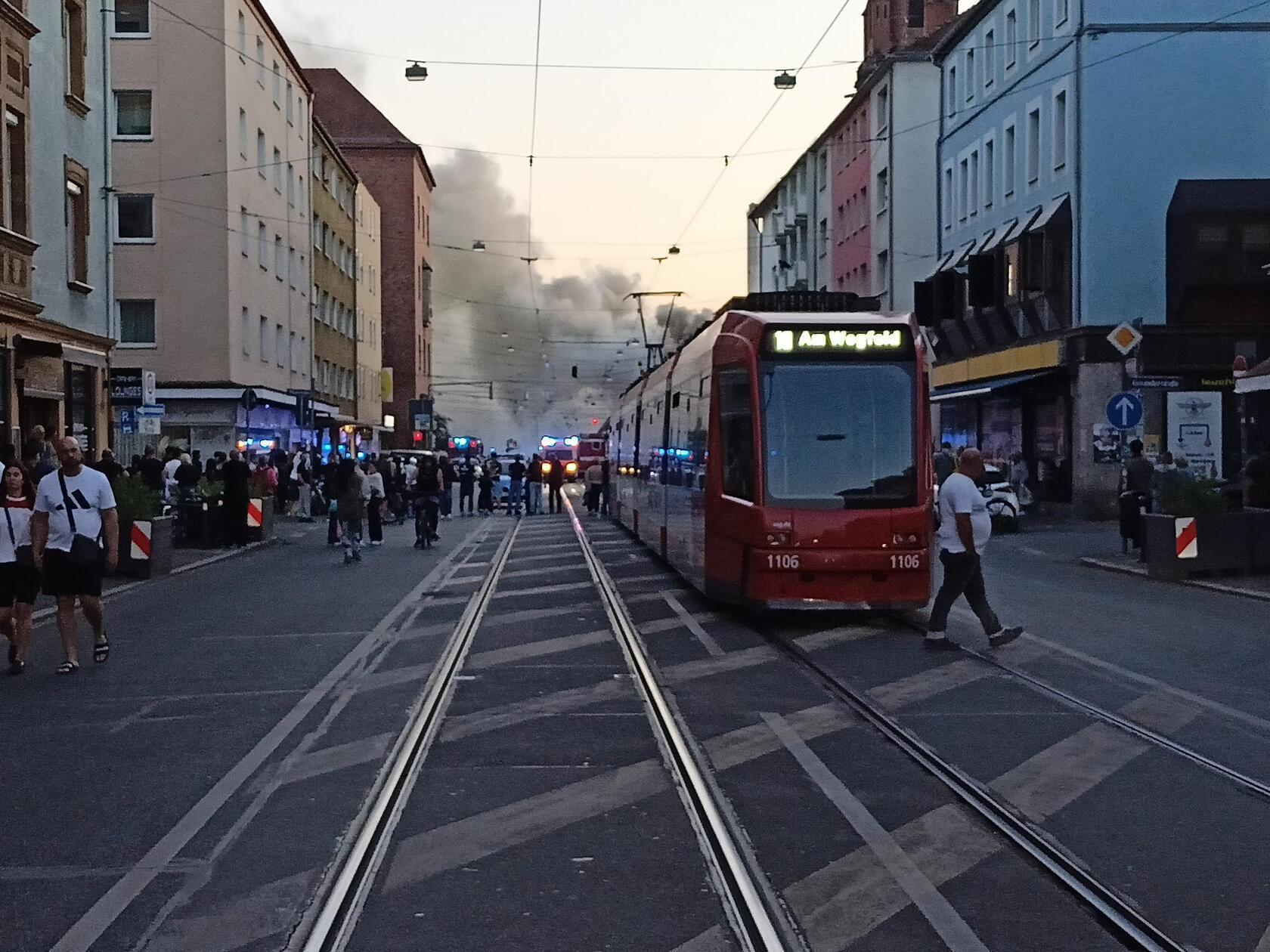 Bis in den Samstagvormittag (23. Mai 2026) hinein dürften sich die Löscharbeiten noch ziehen.