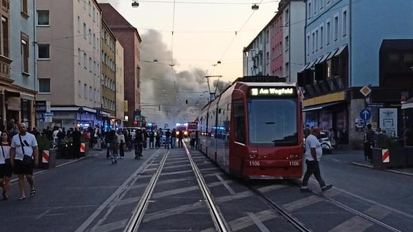 Bis in den Samstagvormittag (23. Mai 2026) hinein dürften sich die Löscharbeiten noch ziehen.