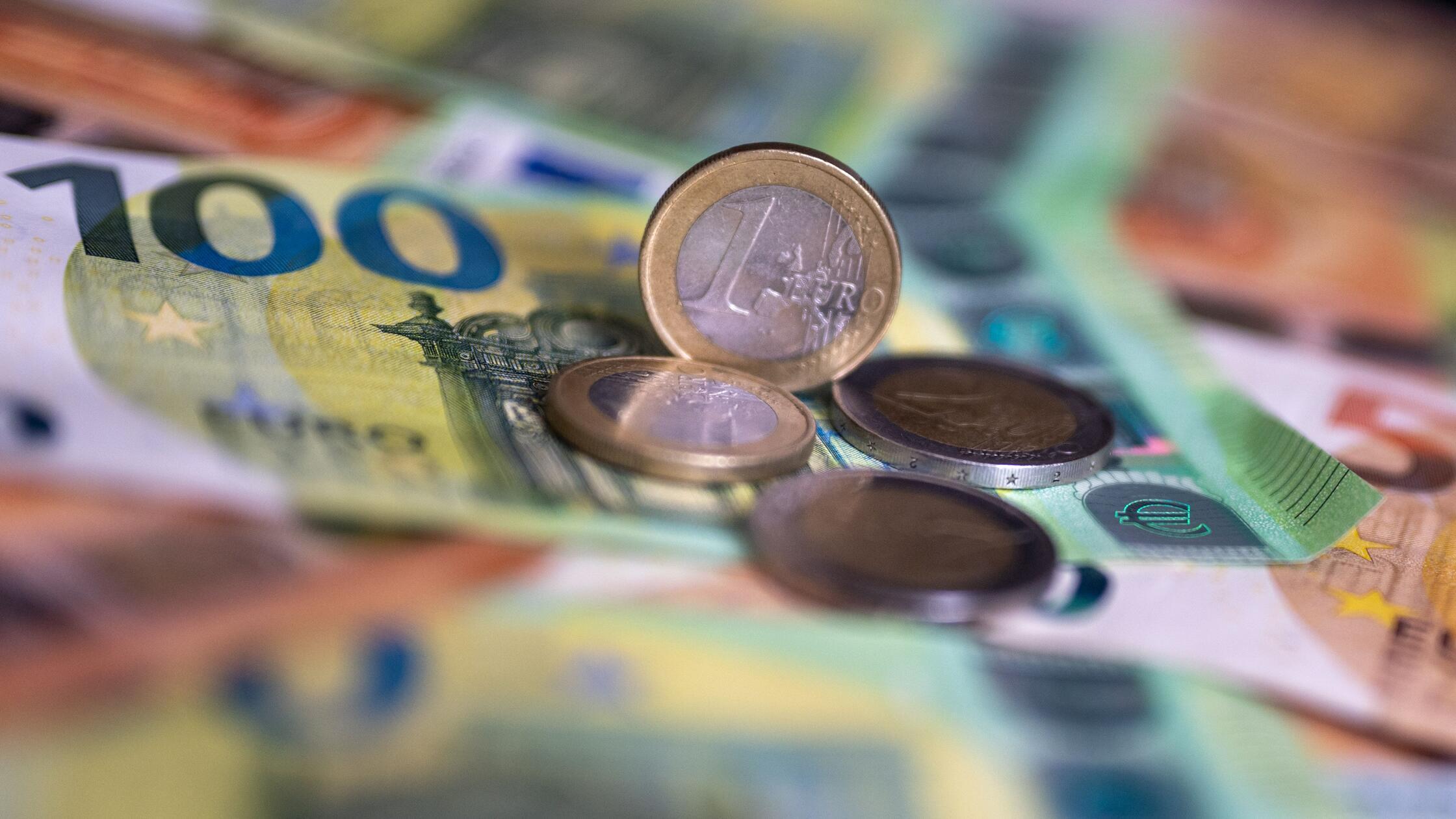 Geldscheine mit dem Wert von 100 und 50 Euro und M