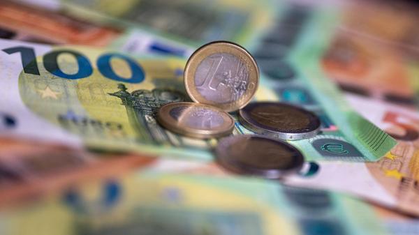 Geldscheine mit dem Wert von 100 und 50 Euro und M