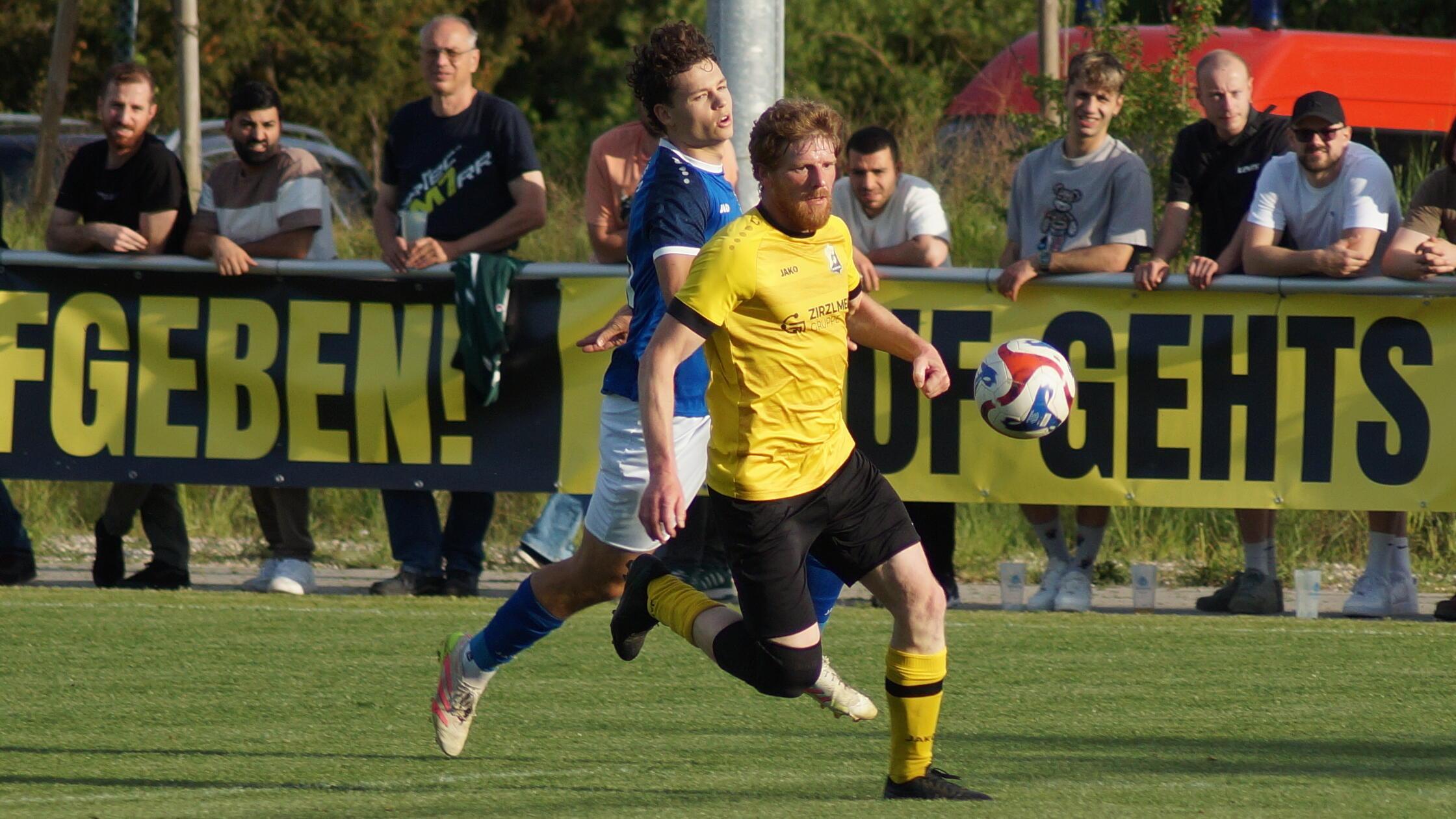 Martin Rögelein (TSV Meckenhausen) am Ball vor sei