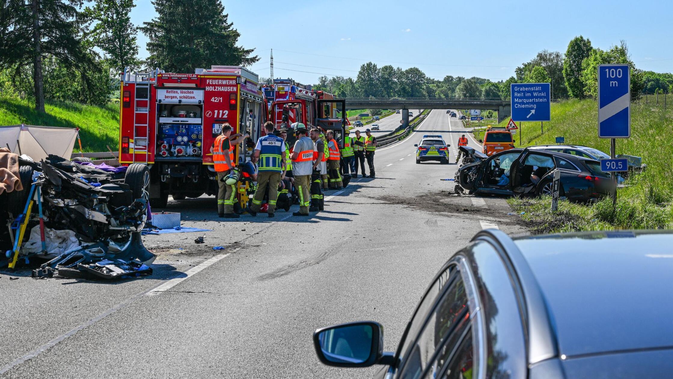 Einsatzkräfte besprechen sich an der Unfallstelle 