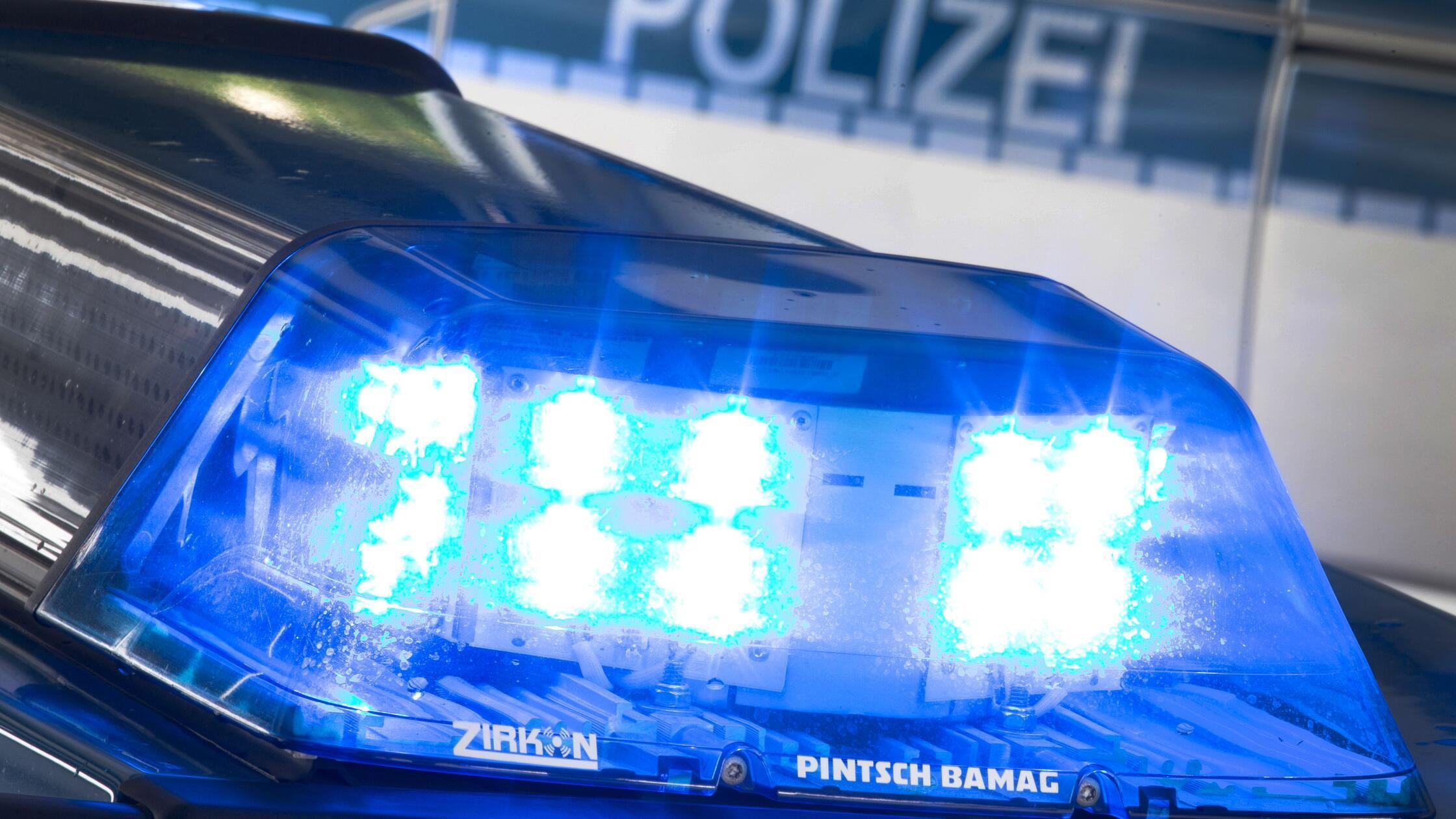 ARCHIV - 27.07.2015, NA, ---: Ein Blaulicht leucht
