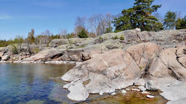 12.05.2017, Schweden, Stockholm: Die Felsküste ein