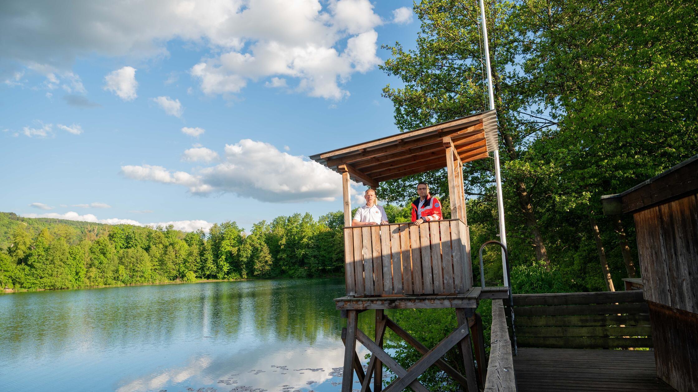 Child in the water: Over 100 emergency personnel at Happurg quarry lake