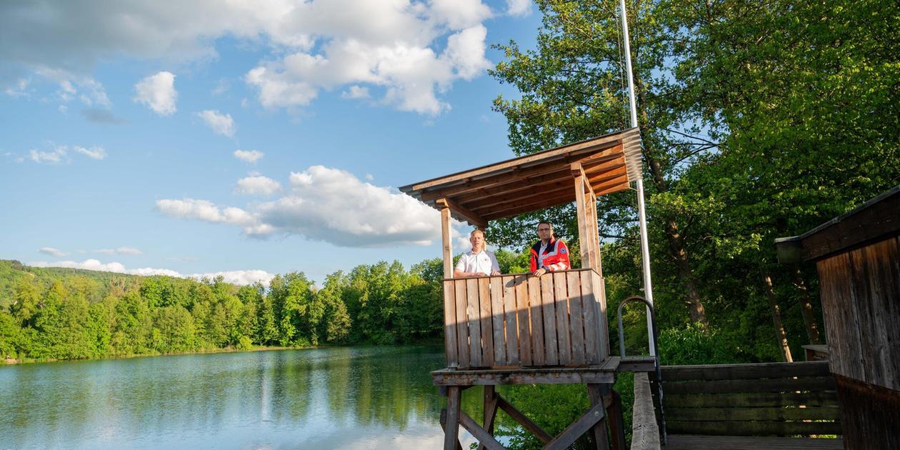 Child in the water: Over 100 emergency personnel at Happurg quarry lake