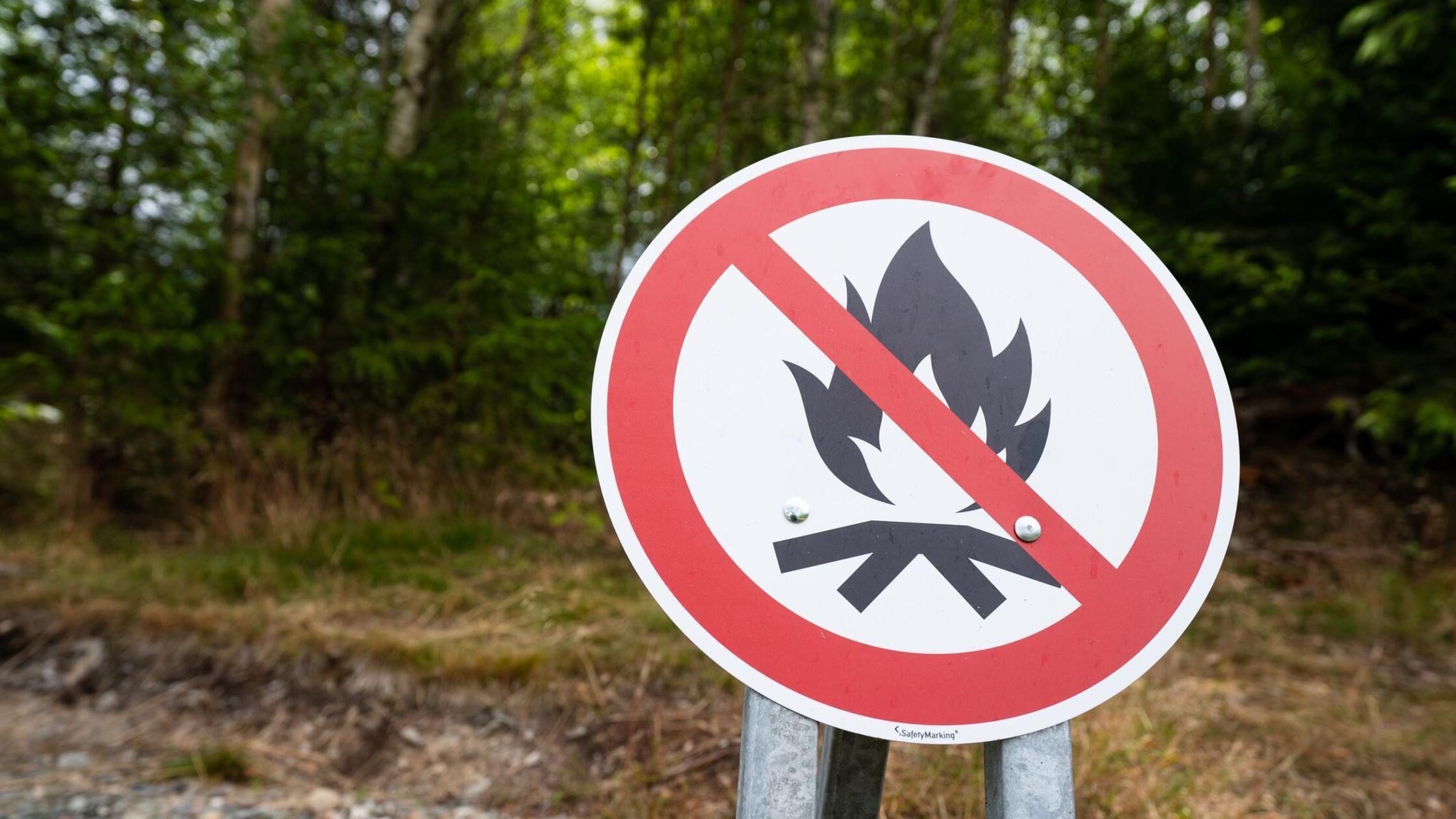 Ein Schild weist auf das Lagerfeuer-Verbot hin. La