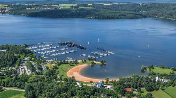 Besonders Spaß machen Brombachsee, Rothsee und Altmühlsee an einem richtig heißen Sommertag zur Abkühlung. Doch auch an nicht übermäßig warmen Tagen hat das fränkische Seenland seinen Reiz. Möglich sind Ufer-Spaziergänge oder auch eine Radtour durch das relativ flache Gebiet. Was den Rothsee angeht, sind die Bahnhöfe Allersberg (Rothsee)und Eckersmühlen jeweils etwa drei bis vier Kilometer vom Ufer entfernt. Die Fahrt von Nürnberg nach Allersberg mit S-Bahn oder Regionalexpress dauert maximal 15 Minuten. Der Brombachsee ist über die Bahnhöfe Pleinfeld (eine halbe Stunde Fahrzeit ab Nürnberg), Ramsberg oder Langlau erreichbar, der Altmühlsee über Gunzenhausen oder Muhr am See (je nach Verbindung 45 bis 90 Minuten ab Nürnberg).