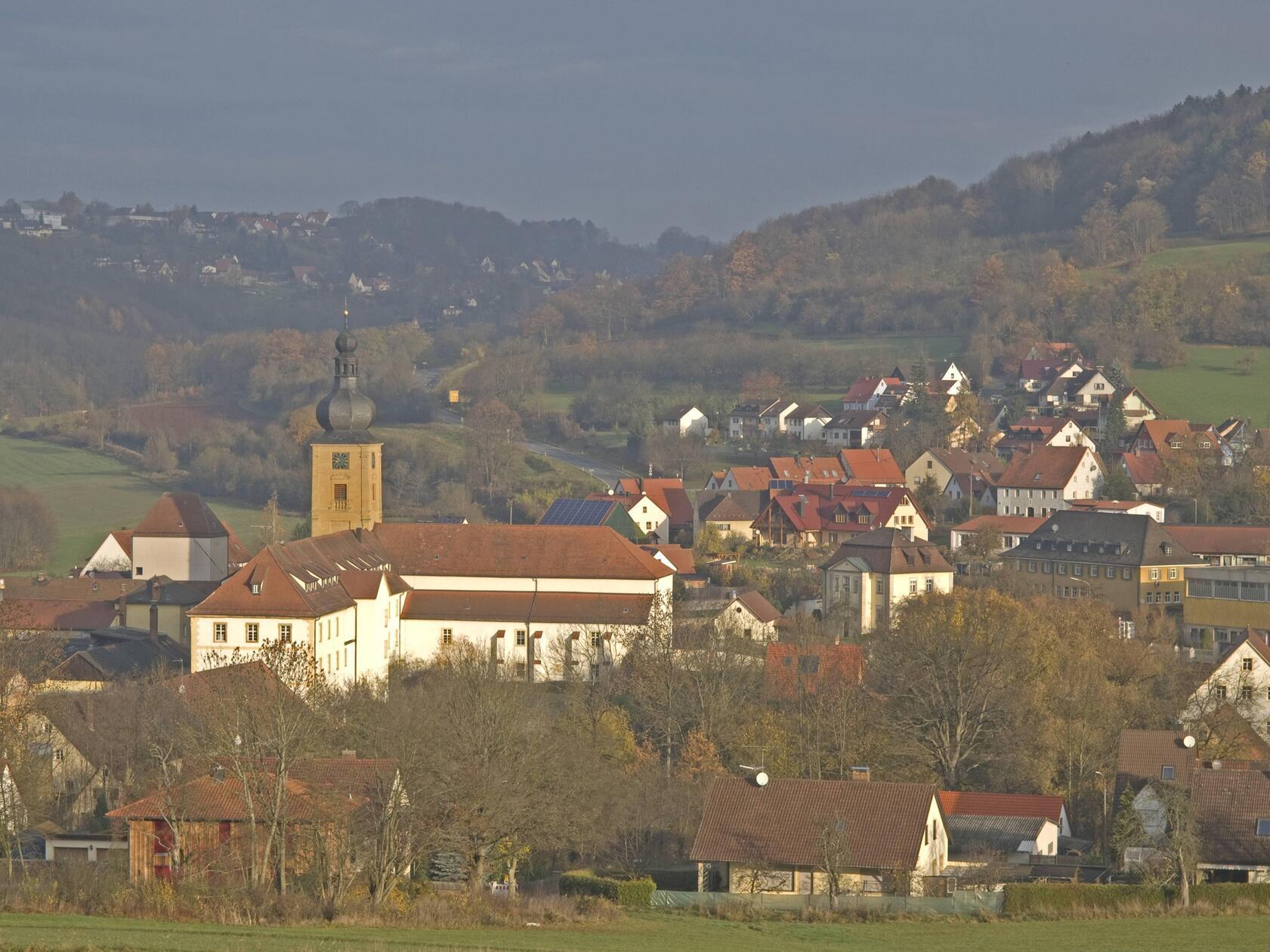 Der 5-Seidla-Steig ist inzwischen sehr bekannt. Er kann entweder von Weißenohe nach Thuisbrunn gelaufen werden (dort fährt eine Buslinie), oder wahlweise ab Weißenohe beziehungsweise Gräfenberg als Rundkurs. Dies hat den Vorteil, dass man bequem mit dem Zug an- und abreisen kann. Die Gräfenbergbahn fährt in der Regel stündlich und braucht ab dem Nordostbahnhof in beide Orte zirka 40 Minuten. Entlang der Wegstrecke warten leckere Biere von lokalen Brauereien vor Ort.
