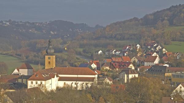 Der 5-Seidla-Steig ist inzwischen sehr bekannt. Er kann entweder von Weißenohe nach Thuisbrunn gelaufen werden (dort fährt eine Buslinie), oder wahlweise ab Weißenohe beziehungsweise Gräfenberg als Rundkurs. Dies hat den Vorteil, dass man bequem mit dem Zug an- und abreisen kann. Die Gräfenbergbahn fährt in der Regel stündlich und braucht ab dem Nordostbahnhof in beide Orte zirka 40 Minuten. Entlang der Wegstrecke warten leckere Biere von lokalen Brauereien vor Ort.
