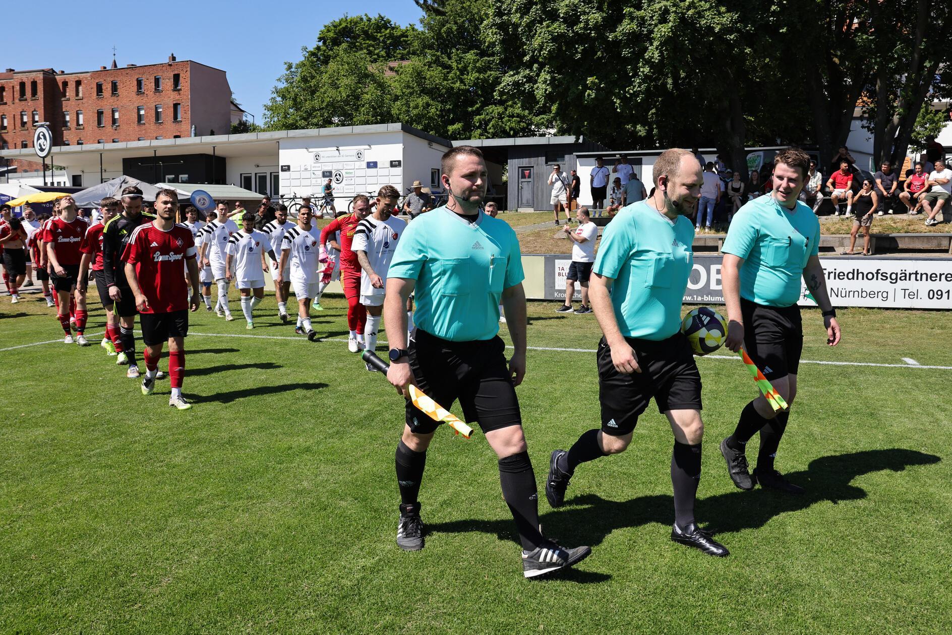 Relegation um die Kreisliga: Michael Emmert ( Schiedsrichter ) führt Mannschaften auf Spielfeld