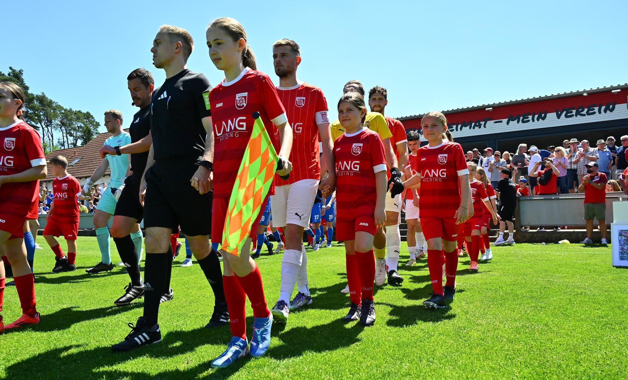 FSV Stadeln (in rot) gegen FC Eintracht Münchberg, das Rückspiel