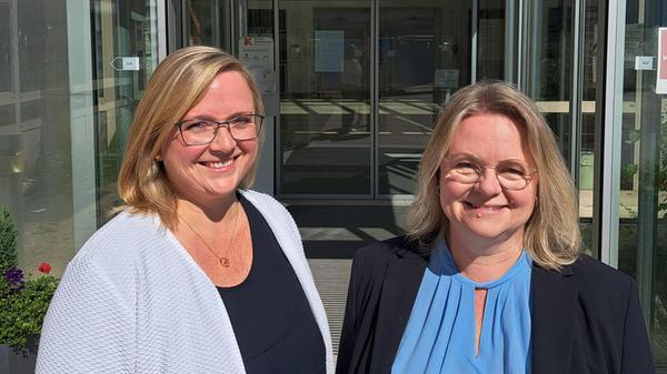 Pfarrerin Sibylle Bloch und Pfarrerin Julia Kleema