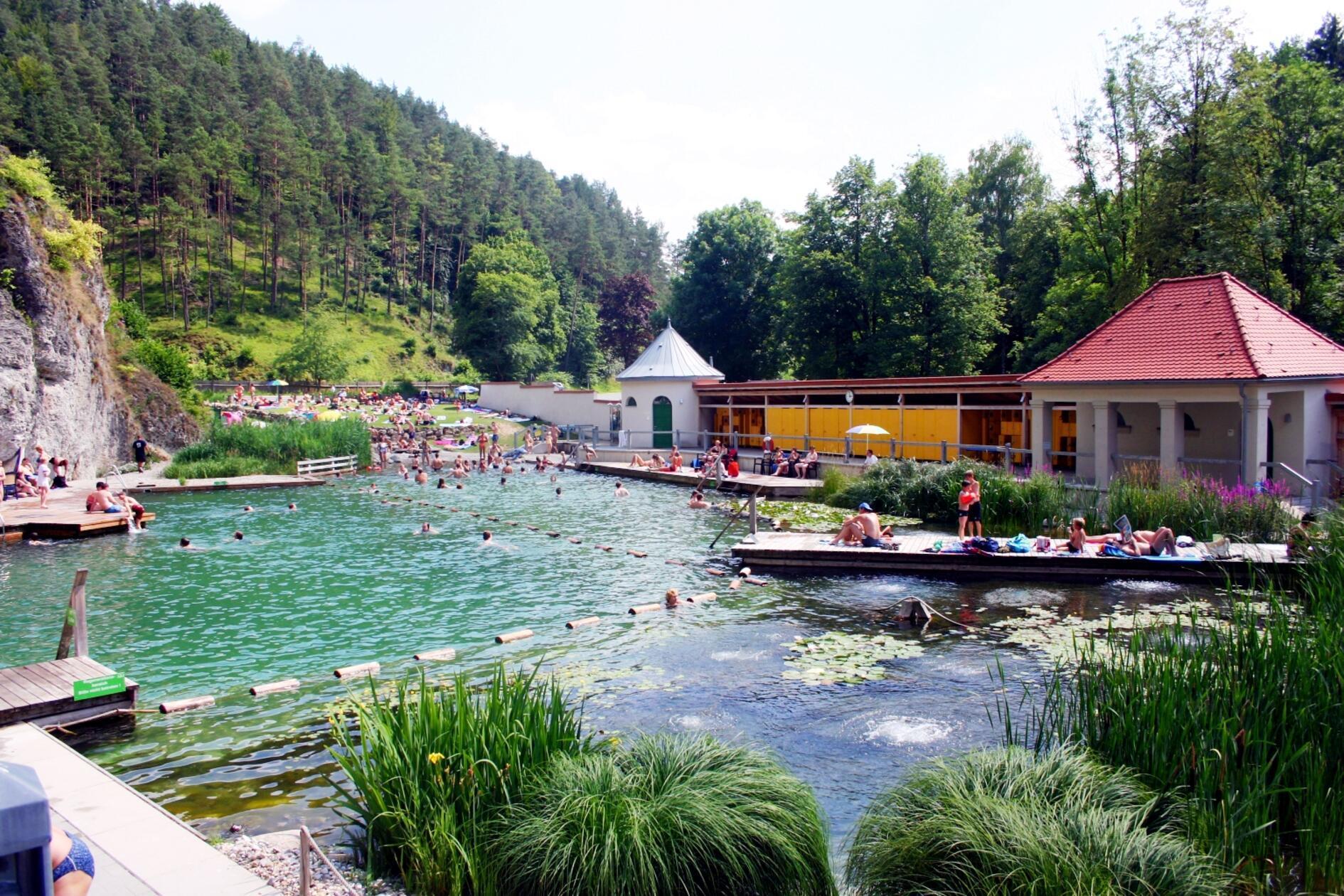 Eine weitere besondere Badestelle findet sich in Pottenstein in der Fränkischen Schweiz. Das dortige Naturbad liegt eingerahmt in eine Felskulisse und gilt als eines der ältesten Freibäder Bayerns. Die Saison beginnt in der Regel Anfang Juni. Bei schönem Wetter ist das Bad dann täglich von 11 bis 19 Uhr geöffnet.