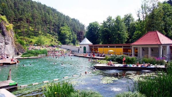 Eine weitere besondere Badestelle findet sich in Pottenstein in der Fränkischen Schweiz. Das dortige Naturbad liegt eingerahmt in eine Felskulisse und gilt als eines der ältesten Freibäder Bayerns. Die Saison beginnt in der Regel Anfang Juni. Bei schönem Wetter ist das Bad dann täglich von 11 bis 19 Uhr geöffnet.