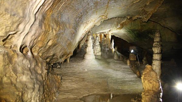 Ebenfalls in der Fränkischen Schweiz bietet die Binghöhle in Streitberg einen Anlaufpunkt für Abkühlung. Laut Webseite beträgt die Temperatur in der Höhle ganzjährig 9 Grad. Während draußen geschwitzt wird, braucht es also drinnen sogar noch eine Jacke. Geöffnet ist die Höhle Dienstag bis Sonntag von 10 bis 17 Uhr.