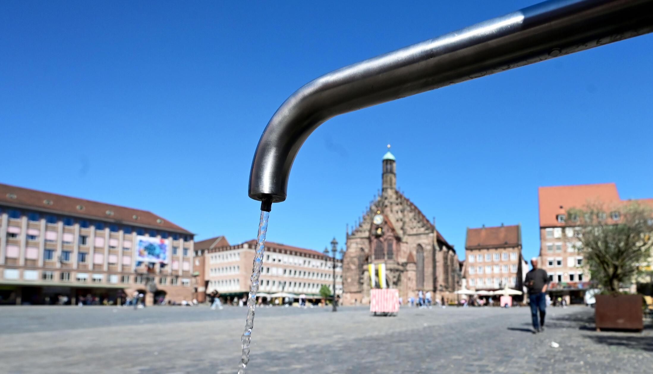 Ganz wichtig bei den aktuellen Temperaturen: viel trinken. In Nürnberg gibt es beispielsweise 28 Trinkwasserbrunnen quer verteilt im Stadtgebiet, an denen man seine Wasserflasche auffüllen kann.