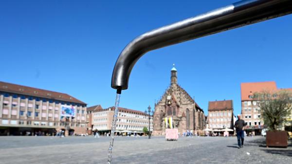Ganz wichtig bei den aktuellen Temperaturen: viel trinken. In Nürnberg gibt es beispielsweise 28 Trinkwasserbrunnen quer verteilt im Stadtgebiet, an denen man seine Wasserflasche auffüllen kann.