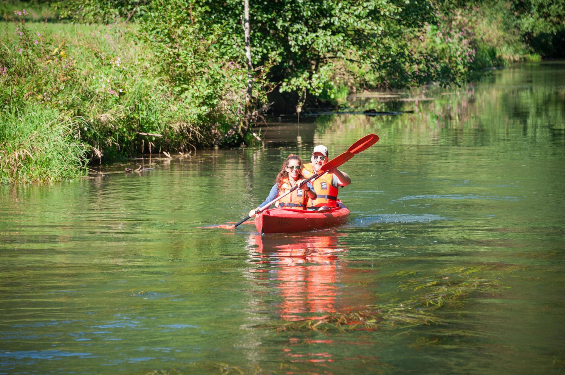 Erfrischend und trotzdem sportlich ist eine Kanutour über die Wiesent in der Fränkischen Schweiz. Die Routen können in unterschiedlicher Länge gebucht werden und starten beispielsweise in Muggendorf. Wer die Tour geschickt wählt, kann unterwegs sogar Einkehren.