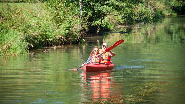 Erfrischend und trotzdem sportlich ist eine Kanutour über die Wiesent in der Fränkischen Schweiz. Die Routen können in unterschiedlicher Länge gebucht werden und starten beispielsweise in Muggendorf. Wer die Tour geschickt wählt, kann unterwegs sogar Einkehren.
