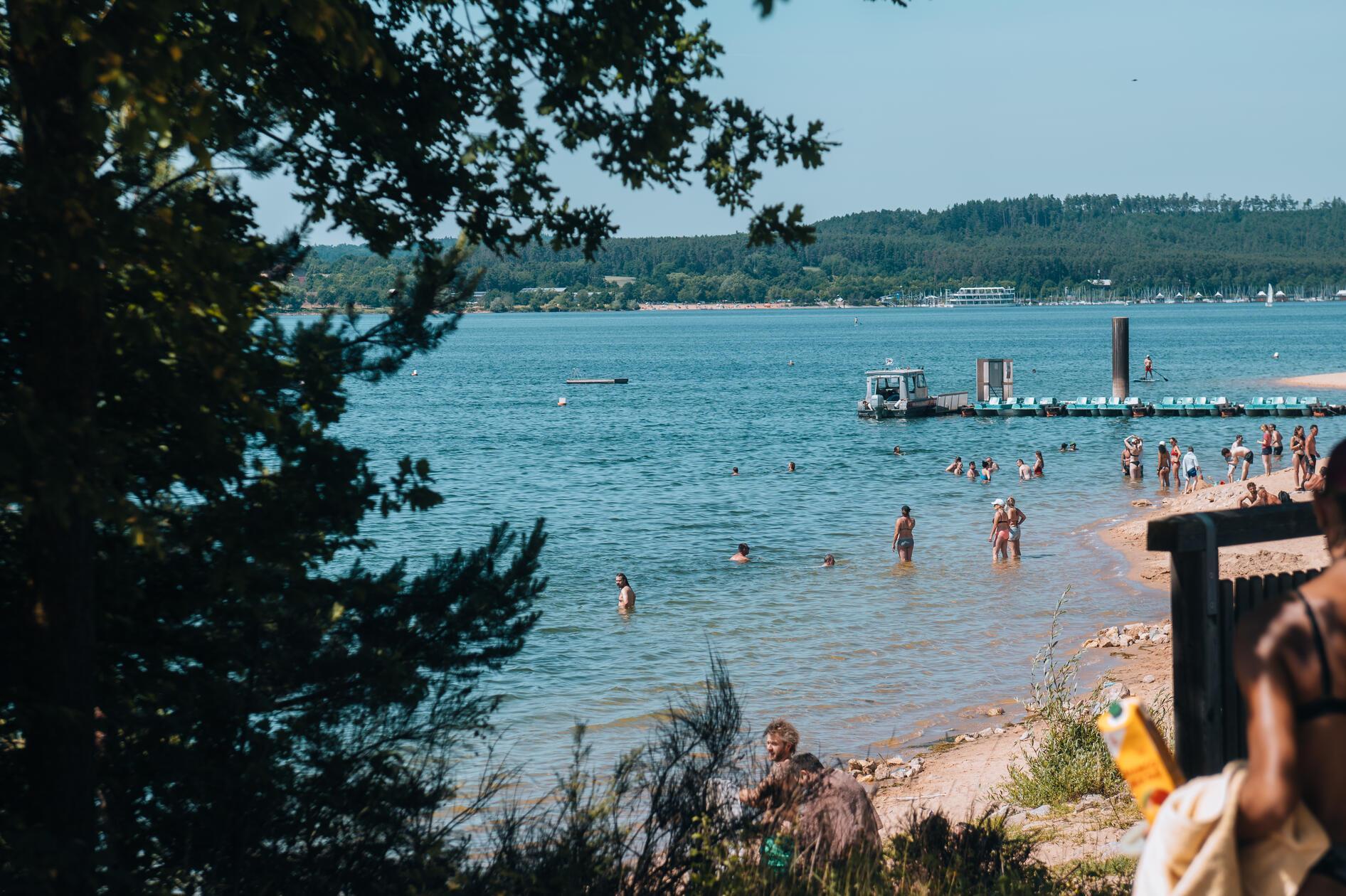 Die Region wartet mit einer Fülle an Badeseen auf, die im Sommer willkommene Abkühlung versprechen. Besonders beliebt ist etwa der große Brombachsee. Aber auch darüber hinaus hat die Region einiges zu bieten. Eine Überschicht haben wir hier zusammengestellt.