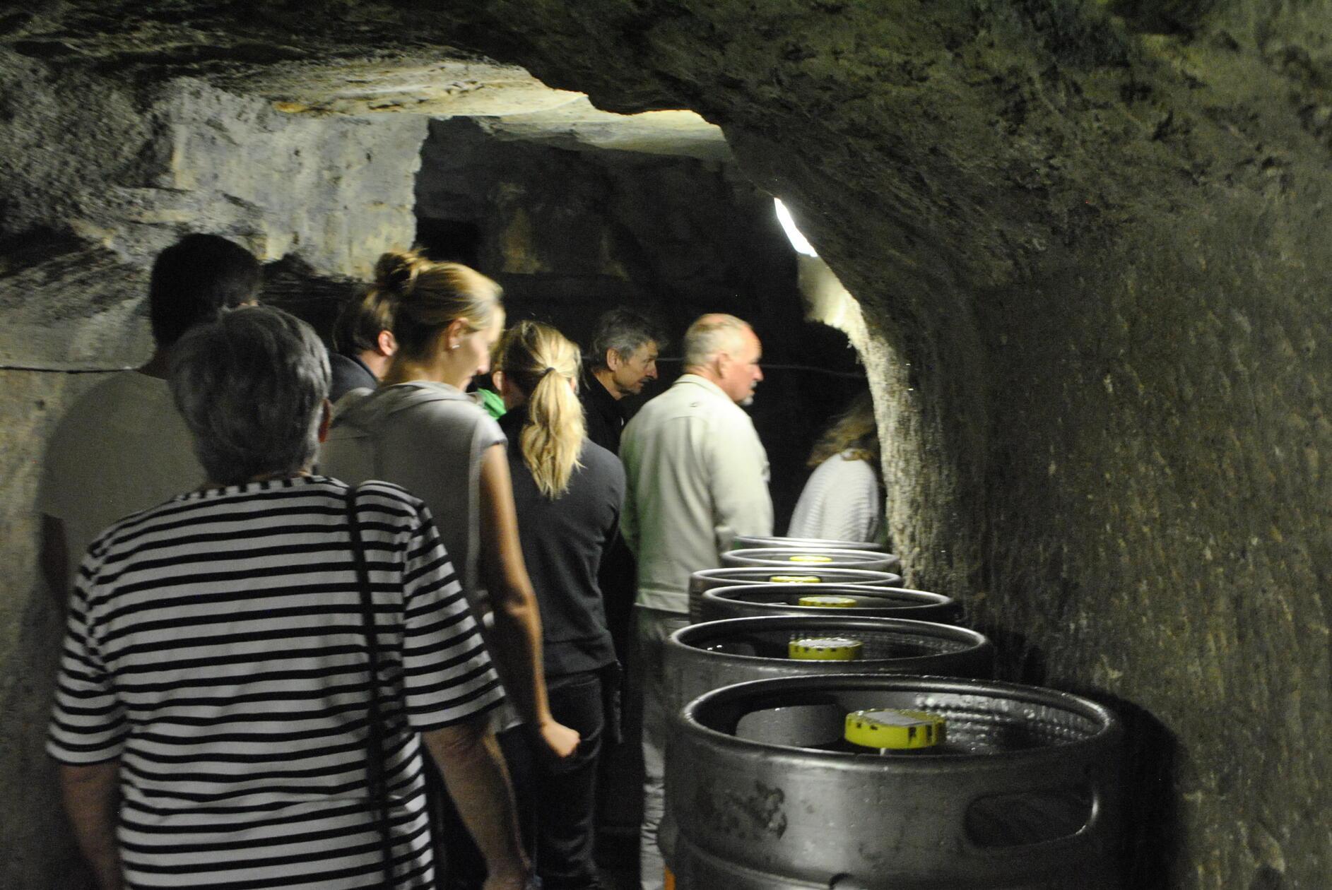 Wer bei der Flucht vor der Hitze Lust auf Kultur und Geschichte hat, kann im Forchheimer Kellerwald fünfig werden. Immer am letzten Sonntag im Monat um 16 Uhr finden die Führungen durch den historischen Untergrund statt. Danach kann man ein kühles Bier oder Radler in einem der zahlreichen Biergärten trinken.