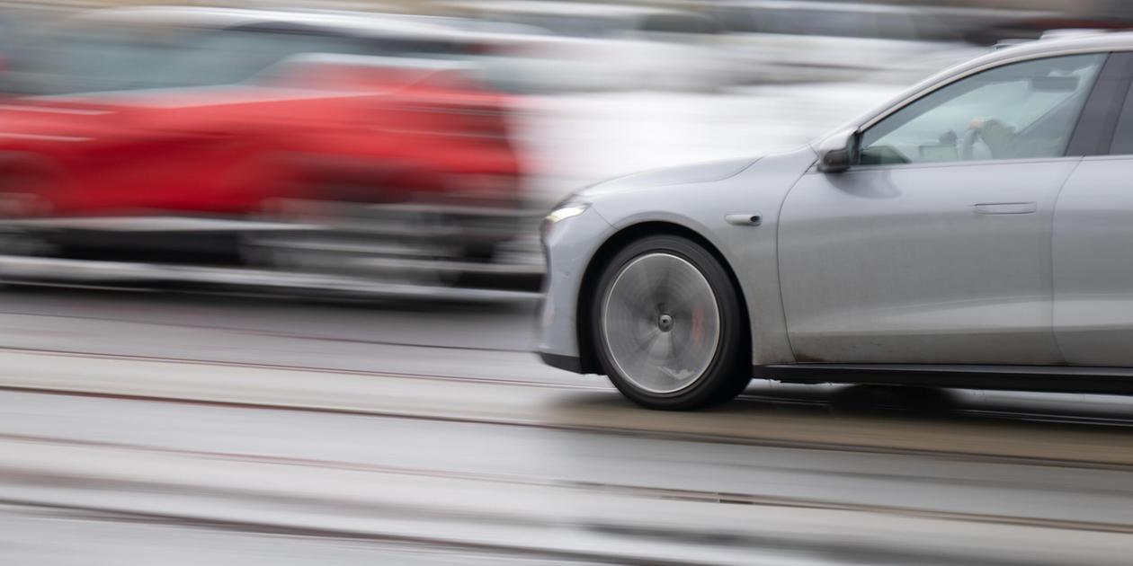 Driving almost 100 km/h through a 30 km/h zone: Police stop speeder in ...