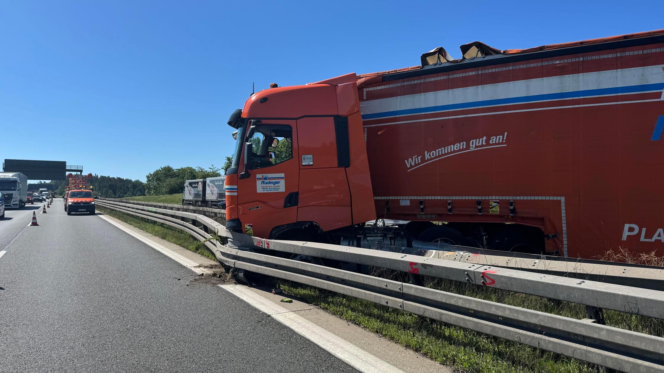 Mittelleitplanke verhindert Schlimmeres: Lastwagen